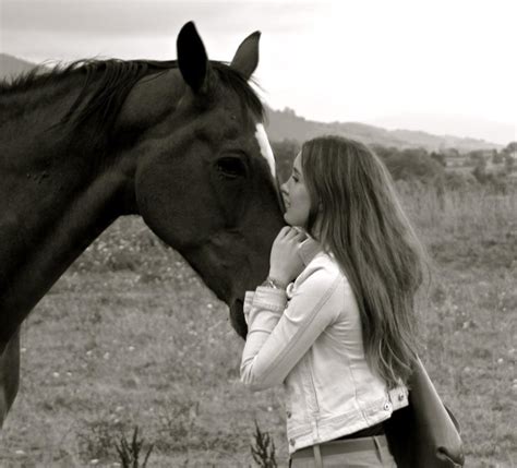 videos de mujer con caballo